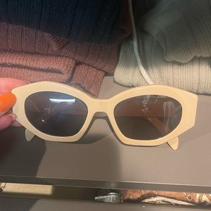 CELINE Triomphe 54mm Cat Eye Sunglasses
 
SHINY BEIGE / BROWN

Price: $510.00